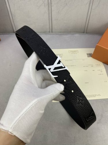 本款 Lv Iconic 双面腰带拼合 Monogram Empreinte 皮革和柔软牛皮革，与路易威登皮具系列单品搭配相宜。30 X 80 厘米 宽 X 长