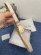 迪奥550 2.0Cm。特 这款 Montaigne Avenue 腰带从同名手袋汲取灵感，采用黑色光滑 牛皮革精心制作，质感柔软，设计优雅，饰以富有光泽的新款