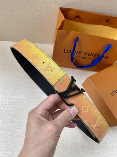 特 4.0宽:Pyramide Trunk L’Il 双面腰带以品牌经典元素烘托醒目数字印花，纪念 Virgil Abloh 的第七场路易威登时装秀。Lv Py