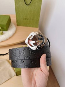 Gucci 连锁 G 扣带，在热 De Bos Sed 古驰签名皮革与定义打印和坚定的纹理。 黑色古驰签名皮革 钯色调的硬件 联锁 G 扣 4.0Cm宽度 意大