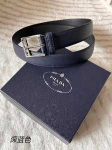 Rada 普拉达 专柜同款 男士商务休闲腰带 宽3.5Cm 蓝色Saffiano牛皮底部光滑牛皮 五金抛光钢质带扣采用简约外形镂空字母设计，其上以Rada徽标装