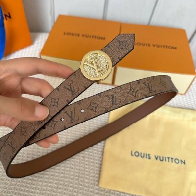 特 寬：25Mm 驢家新品 Ss特別限定女士腰帶 皮帶採用雙面設計 帶身帆布面襯托原廠小牛皮底 圓形鑲嵌鑽石五金 質感超好 上身效果完美呈現