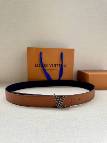 本款3.0宽 新款珐琅扣 Lv Initiales 双面腰带以柔软粒面牛皮革演绎经典设计，可为任意造型注入优雅格调