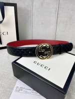 带宽4.0Cm Gucci 互扣式双G腰带，采用热压印技术的Gucci Signature皮革精制而成，巧妙搭配枣红色头层牛皮 触感厚实，印花图案清晰分明。五金