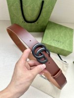 特 Gucci单层树膏皮革腰带，配有品牌标志性双G带扣。无涂层褪色皮革材质。 棕色皮革 钯金色调配件 双G带扣 搭扣：做旧复古双G扣 适用低腰和高腰两种穿戴方式