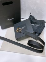 特 Salnt.Laurent.Paris. Le Cassandre树皮纹皮革腰带 腰带搭配可调节加长方扣和Le Cassandre环扣。镌刻圣罗兰 Pari