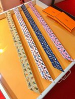 Phms2262 爱马仕新款Twilly 骏马披挂 顶级斜纹真丝打造 超精细的印花 字迹非常清晰 绝对是送礼自用的首选丝带既可绕于颈间，亦可缠于腕部、腰部，同样
