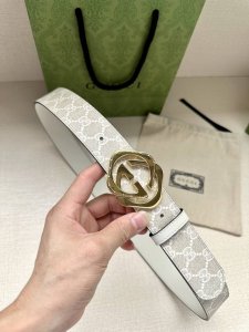 宽度：3.8Cm Gucci经典双G标识依旧是Gucci系列的重要设计元素。这款女士宽版皮革腰带采用米色和白色Gg Supreme帆布制成，沿用这一经典设计。白