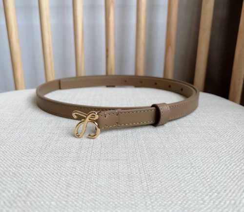 Loewe 罗意威 专柜最新同款腰带 选用光滑牛皮革腰带 饰以金属anagram Pebble针扣五孔调节 卓越的工艺 个性的造型 精美的材质 宽:1.5