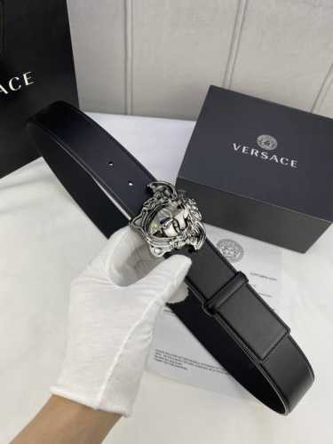 宽度4.0Cm Versace 范思哲 此款柔软平纹的皮带饰有金、银双色3D美杜莎腰带扣，可搭配正装或休闲牛仔装。