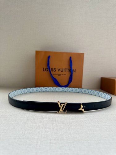 3.0宽 本款 Pretty Lv 双面腰带为帆布铺陈 Lv By The Pool 系列的 Monogram Tiles 图案，翻转可见华美皮革。Lv 字母金