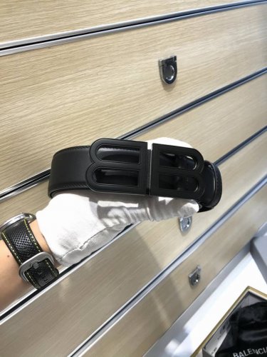 批 巴 .世家 Balenciga Fall-Winter 宽38Mm 黑色腰带采用复古美学设计意大利制造的小牛皮纹皮革，釆用会标双层间色2B造型 签名镀金金属