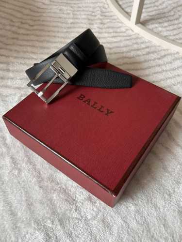 特 Bally巴利 专柜同款 男士双面用休闲商务腰带 宽3.5Cm双面进口头层牛皮 这款Astori 腰带以黑色粒面小牛皮精制而成，采用双面设计。正面饰有镌刻