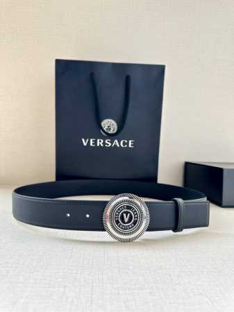 特 宽度3.8Cm Versace Jeans Couture 牛皮革V-Emblem板扣式皮带、饰有La Greca彰显个性设计。该铆钉腰带饰有La Grec - 点击图像关闭