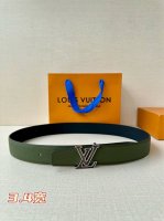 3.4宽 Lv Aerogram单面荔枝纹腰带令 Lv 新款Aerogram 搭扣占据中央，一面契合搭扣色彩，另一面呈现反差视效