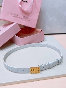 缪缪miumiu 古金扣 宽度：2Cm 这款皮革腰带是提升别致造型品味的理想之选。醒目的标志性徽标装点搭扣，营造精致撞色与纹理 金属徽标搭扣 搭扣饰醒目徽标