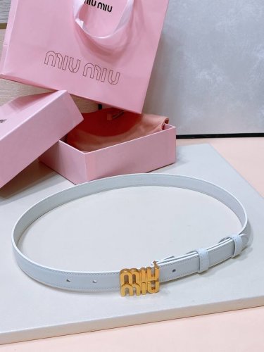 缪缪miumiu 古金扣 宽度：2Cm 这款皮革腰带是提升别致造型品味的理想之选。醒目的标志性徽标装点搭扣，营造精致撞色与纹理 金属徽标搭扣 搭扣饰醒目徽标
