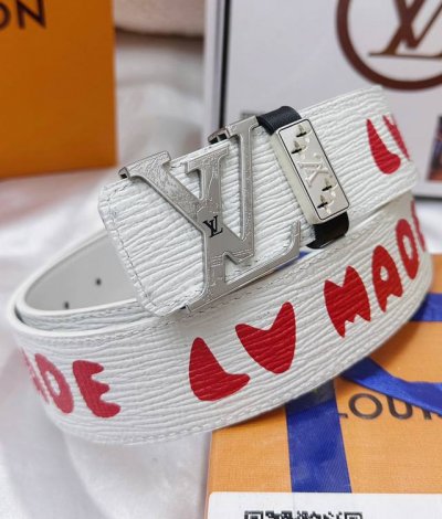 皮带：Lv..路易..顶级原单复刻- 腰带：百分百进口原厂头层牛皮，保证真皮。雕花工艺24K纯钢扣涂鸦彩绘图案艺术双面可用专柜同等质量， 送人自用首选 包装：