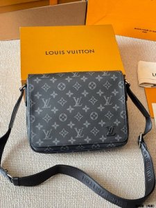 复刻版 Lv路易威登District男士黑色老花中号单肩斜挎邮差包M45271防尘袋 尺寸31*27*8㎝