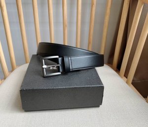 特 Prada 普拉达 专柜最新款 这款皮革腰带以极简线条和精致细节传递现代魅力 风格百搭 采用现代时尚潮流的设计 点缀经典搭扣 宽3.5