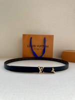 本款2.0宽 Pretty Lv 双面腰带凝聚路易威登的奇巧匠艺。由 Monogram 花卉取下的部分点缀末端，与 Lv 字母搭扣共同闪烁金属光泽，细腻皮革和