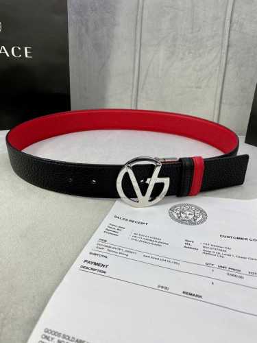 宽度4.0Cm Versace 范思哲 此款两面用皮革腰带的搭扣饰有品牌标志性的金 银色闪光Virtus五金配件。