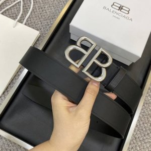 特 Balenciaga巴黎世家Bb 宽版腰带 这款Bb 版腰带来自Balenci设计细节，正面扣、尖尾，打孔式细节3.8Cm