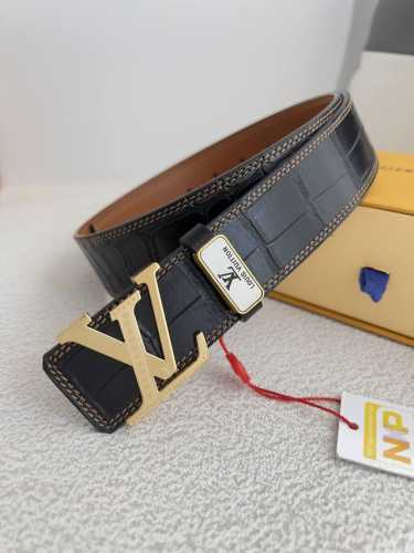 品名： Lv..路易..威登腰带皮带原单 型号：挂扣，经典纯钢材质面字母挂扣，头层牛皮，图片实物拍摄 材料：头层牛皮，挂扣系列，纯钢材质扣头，钯镀电镀工艺永不掉