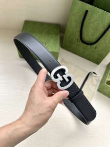 宽度4.0 GUCCI 历史细节和现代元素是Gucci最新系列的特点。历史的花押字硬件致敬品牌的创始人Guccio Gucci。这款腰带采用黑色皮革精制而成，饰