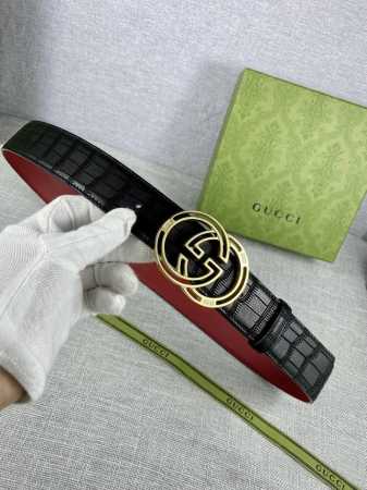 宽度4.0Cm Gucci Marmont系列每一季都会推陈出新，为灵感源于70年代的标志性Gg钢扣配件注入现代精髓。这款钻石Gg 热压经典款腰带反面采用两面头 - 点击图像关闭
