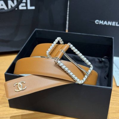 香家扭麻花针扣腰带 Chanel扭麻花针扣牛皮腰带手感柔软 质感十足，尾部Cc金属点缀，精致又高级，上身超绝，又在不经意间流露出知性优雅的气质. 宽度3.0Cm