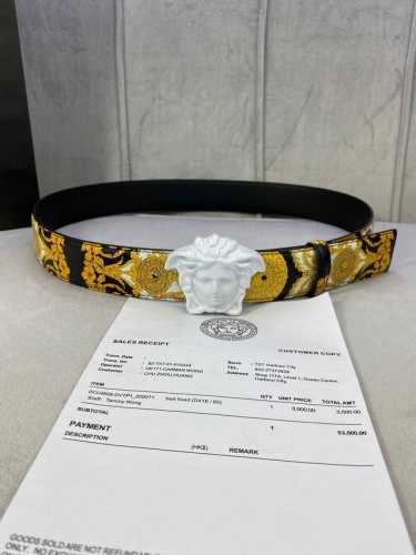 特 宽度4.0Cm Versace 范思哲 此款Palazzo腰带采用牛皮革面料制作，并饰有Le Pop Classique图案印花和标志性的美杜莎五金配件。