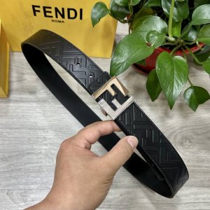 Fendi 芬迪 全套包装 专柜同款 宽40Mm 标志造型宽皮带。原版针扣，进口原版小牛皮制成，印有浮雕黑Ff 图案。镀金表面金属制品，品质保证。