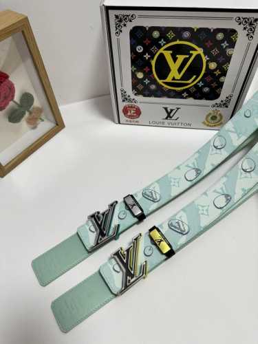 品名：Lv..路易..威登 材质：原单牛皮腰带 百分百头层牛皮腰带保证真皮，24K纯钢扣，专柜原单品质、做工精细，时尚大牌，送人自用首选 包装： 请认准如图专柜
