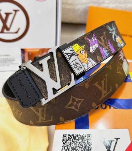皮带：Lv..路易..顶级原单复刻. 腰带：百分百头层牛皮，保证真皮。贴皮工艺24K纯钢扣涂鸦彩绘图案艺术双面可用专柜同等质量， 送人自用首选 包装： 请认准如