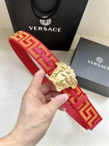 带宽3.8Cm Versace 范思哲 此款缎带腰带风格十分休闲，饰有标志性希腊回纹图案，可搭配休闲单品或高腰正装。 闭合式佩戴 希腊回纹图案 材质：100%聚