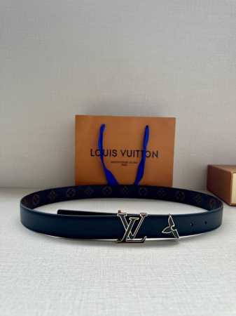 特 3.0宽本款 Pretty Lv 双面腰带以耀目金属雕琢 Lv Initiales 搭扣和末端的不完整 Monogram 花卉，凝聚工艺淬炼和创意巧思。华美 - 点击图像关闭