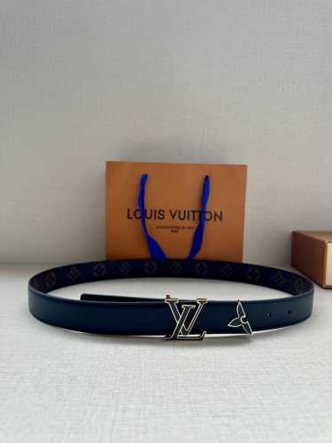 特 3.0宽本款 Pretty Lv 双面腰带以耀目金属雕琢 Lv Initiales 搭扣和末端的不完整 Monogram 花卉，凝聚工艺淬炼和创意巧思。华美