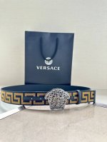 带宽3.8Cm Versace 范思哲 此款缎带腰带风格十分休闲，饰有标志性希腊回纹图案，可搭配休闲单品或高腰正装。 闭合式佩戴 希腊回纹图案 材质：100%聚