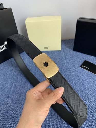 品牌 万宝龙 DDD 描述 双面原版皮，这款饰有带扣的腰带配以水牛皮衬里，覆以Monogram 牛皮。展现细腻的品牌特质，是牛仔裤的理想配件 DDD 字母带扣；