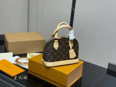 配折叠盒飞机盒 Size：25*18Cm Lv Alma贝壳包 内敛！深沉！有味道！ 这款百搭的经典手袋 依然很受现代的青睐！ 搭配独家定制的原版五金！绝对是最
