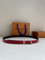 本款2.0宽 Pretty Lv 双面腰带凝聚路易威登的奇巧匠艺。由 Monogram 花卉取下的部分点缀末端，与 Lv 字母搭扣共同闪烁金属光泽，细腻皮革和