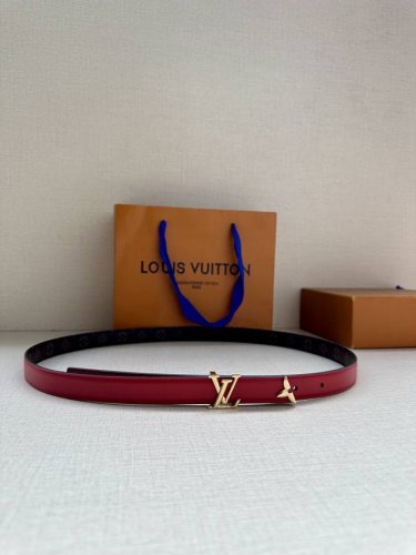 本款2.0宽 Pretty Lv 双面腰带凝聚路易威登的奇巧匠艺。由 Monogram 花卉取下的部分点缀末端，与 Lv 字母搭扣共同闪烁金属光泽，细腻皮革和