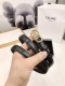 赛林Celine腰带选用珍贵奢华皮革精制而成，均为天然皮革，金色金属Triomphe 配领扣带扣，1.8Cm宽，