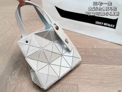 三宅一生 太适合夏天啦 又轻又方便小清新~ 包身显现出丰满的外形。 尺寸16 19