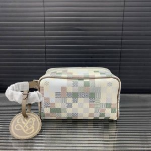 Louisvuitton 路易威登 Lv印花洗漱包袋 手拿包 化妆包 经典百搭 实物拍摄 原厂原版面料 配送防尘袋 礼盒 12 X 22 Cm。