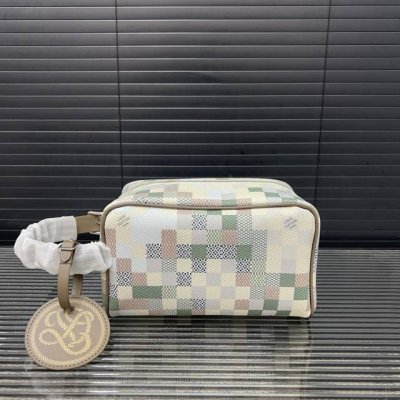 Louisvuitton 路易威登 Lv印花洗漱包袋 手拿包 化妆包 经典百搭 实物拍摄 原厂原版面料 配送防尘袋 礼盒 12 X 22 Cm。