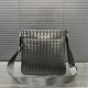 Bottega Veneta 葆蝶家 手工编织男士单肩包 斜挎包 经典百搭 实物拍摄 原厂原版面料 配送防尘袋 25 X 27 Cm。