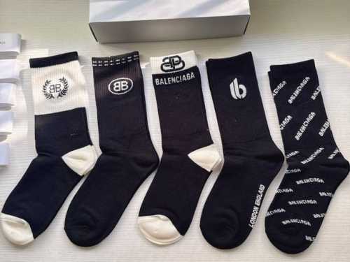 特 Balenciaga 巴黎世家大巴黎新品女款长筒袜子 一盒五双 纯棉材质织造，上脚柔软舒适，精挑细选的颜色搭配最新大巴黎Logo大牌出街，潮人必备超好搭