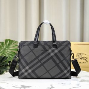 型号:8821巴宝莉Burberry 专柜热销爆款男包，原版质量，原版牛皮搭配高档进口五金，皮质舒适，手感超好 版型更正，实物更美！ 尺寸38-28-6 棕色